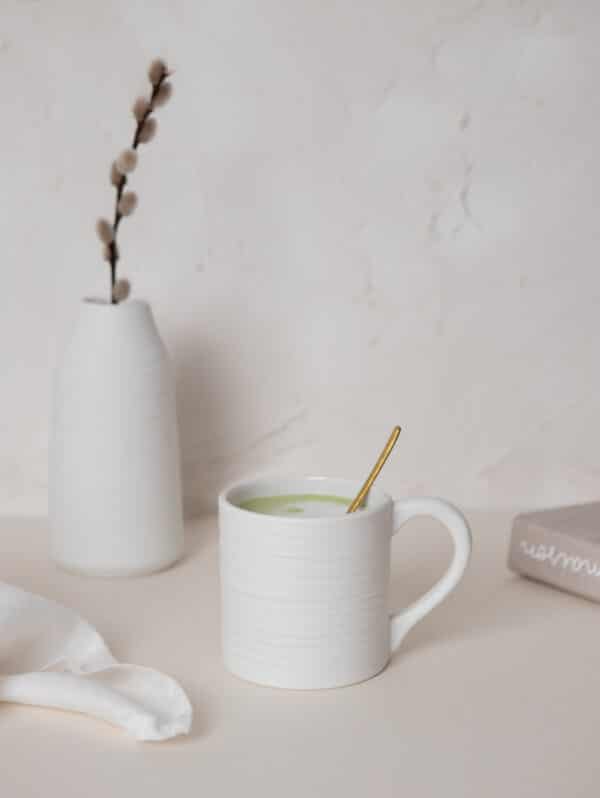 Mug en porcelaine pure extra blanche motif élégant drapé pour thé infusion