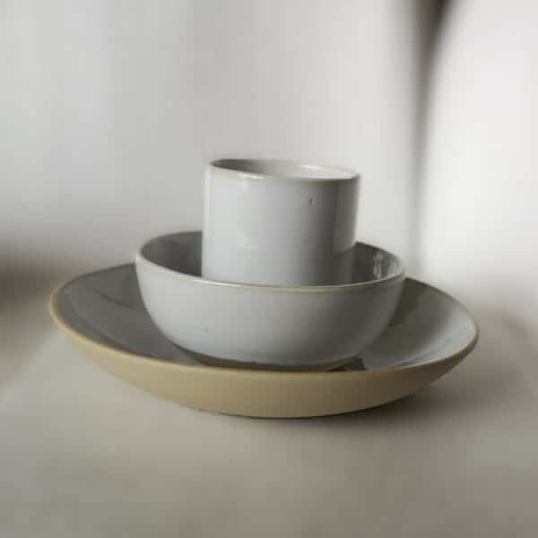 Set vaisselle nature 3 pièces : bol timbale assiette en grès beige et blanc Sandra Gasnier pour Parenthèse Tiny houses